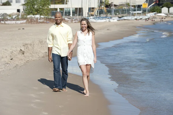 Interracial couple on the beach — Stock Photo, Image
