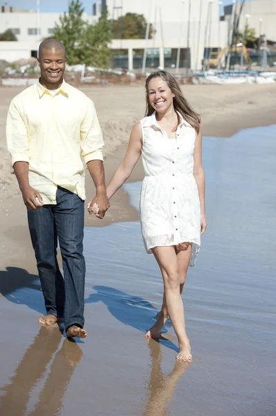 Sex tussen verschillendre rassen paar op het strand — Stockfoto