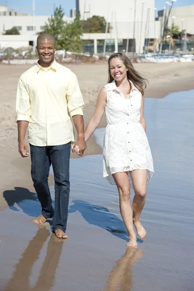 Pareja interracial en la playa —  Fotos de Stock