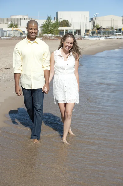 Interracial pár na pláži — Stock fotografie