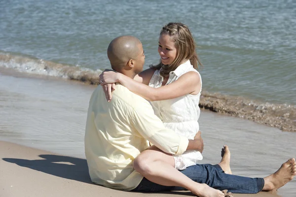 Sex tussen verschillendre rassen paar op het strand — Stockfoto