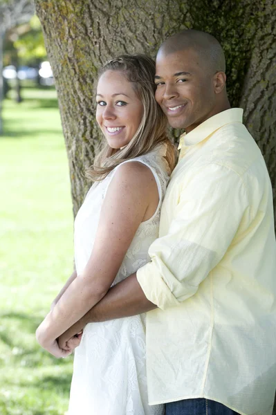 Joven pareja interracial en el parque — Foto de Stock