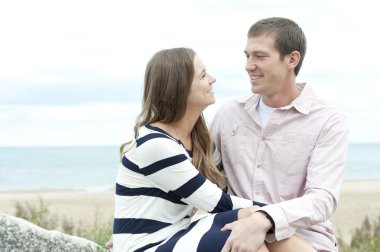 Kumsaldaki genç çift.