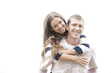 Kumsaldaki genç çift.