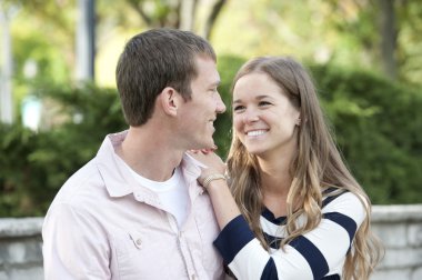 Parkta bir bankta oturan Çift