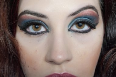 çekici bir kadın stüdyoda poz