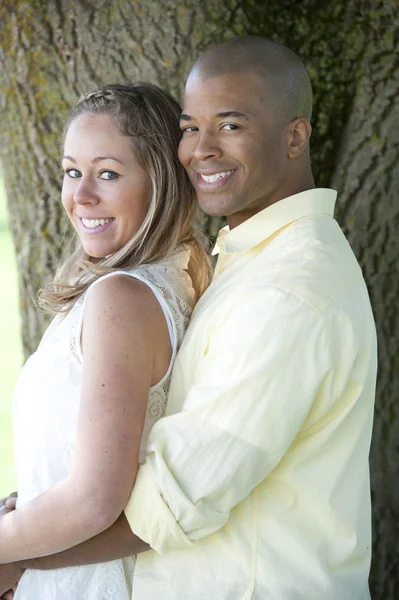 Jovem casal interracial no parque — Fotografia de Stock