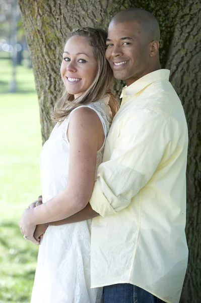 Mladý pár interracial v parku — Stock fotografie