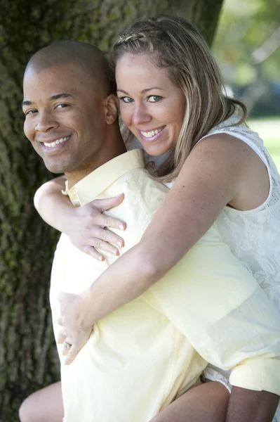 Mladý pár interracial v parku — Stock fotografie