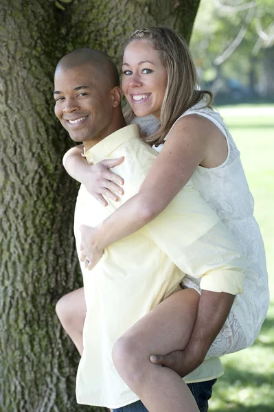 Jonge sex tussen verschillendre rassen paar in het park — Stockfoto