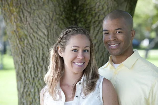 Unga interracial par i parken — Stockfoto
