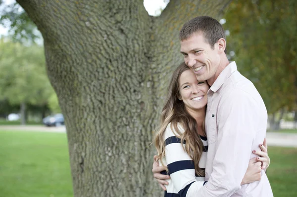 Casal feliz no parque — Fotografia de Stock