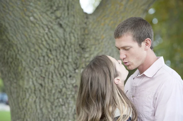 Pareja feliz en el parque — Foto de Stock