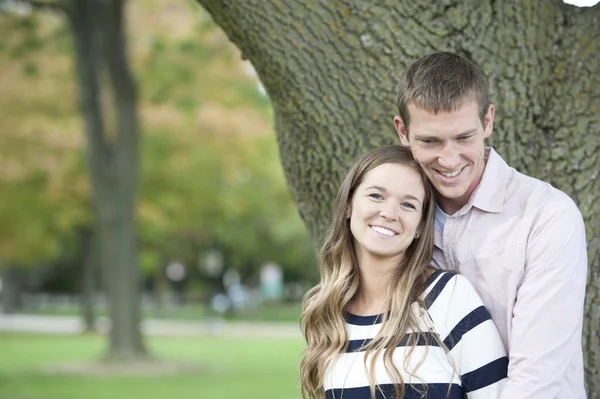 Glückliches Paar im Park — Stockfoto