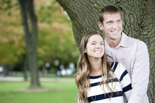 Lyckligt par i parken — Stockfoto