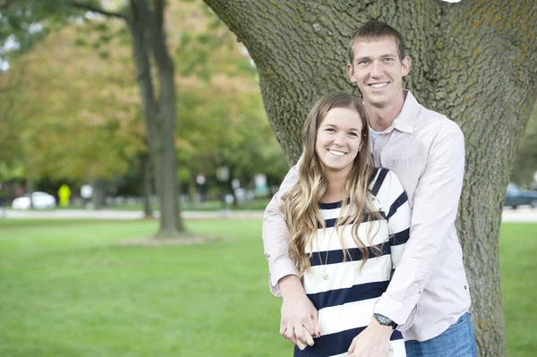 Pareja feliz en el parque — Foto de Stock