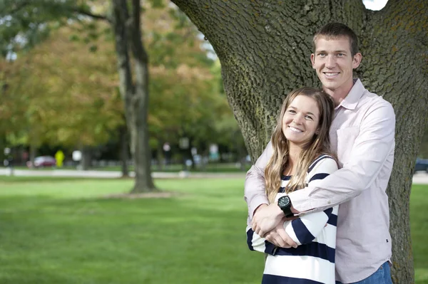 Casal feliz no parque — Fotografia de Stock