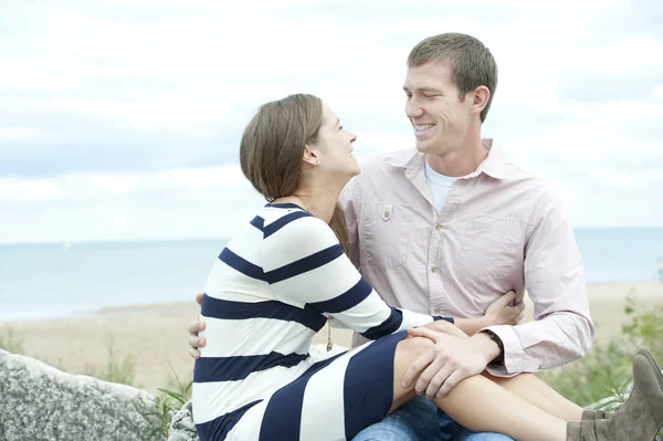 Jeune couple sur la plage — Photo