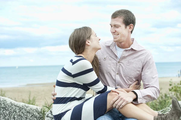 Jovem casal na praia — Fotografia de Stock