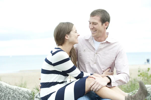 Jeune couple sur la plage — Photo