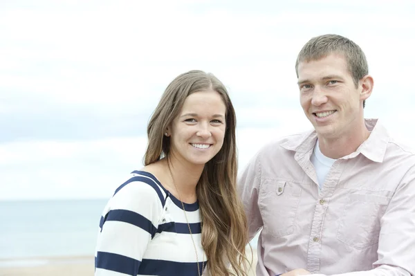 Jeune couple sur la plage — Photo