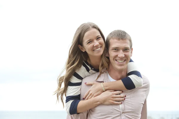 Young couple on the beach — Stock Photo, Image