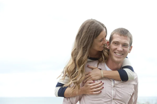 Jeune couple sur la plage — Photo