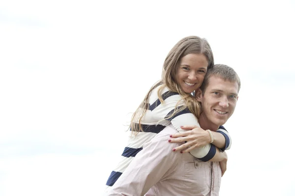 Jong stel op het strand — Stockfoto