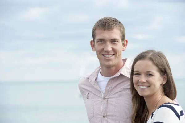 Jeune couple caucasien à la jetée — Photo