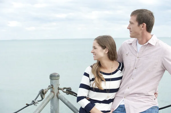 Jonge Kaukasische echtpaar op de pier — Stockfoto