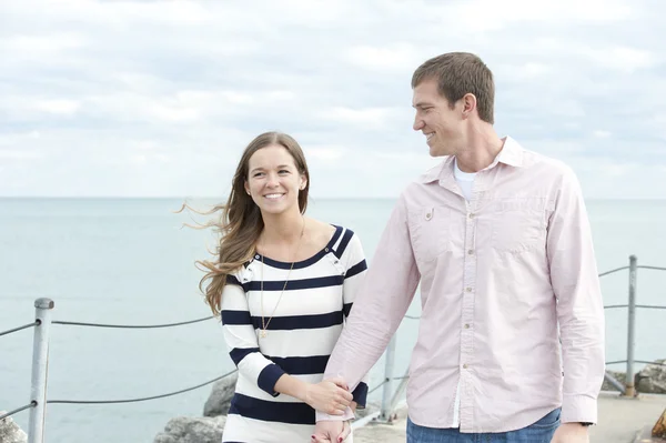 Glückliches Paar auf der Seebrücke — Stockfoto