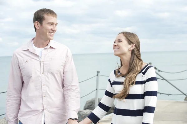桟橋で幸せなカップル — ストック写真