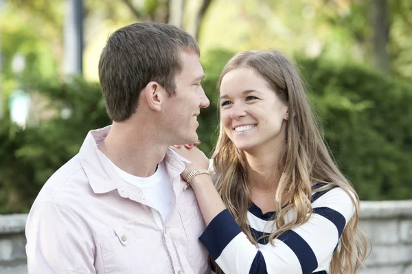 Couple sitting on a bench at the park — Stock Photo, Image