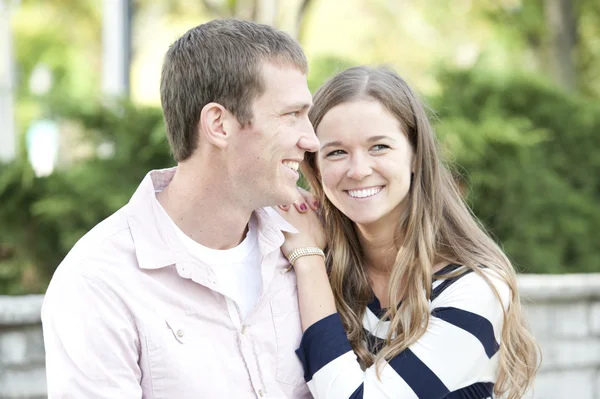 Couple sitting on a bench at the park — Stock Photo, Image