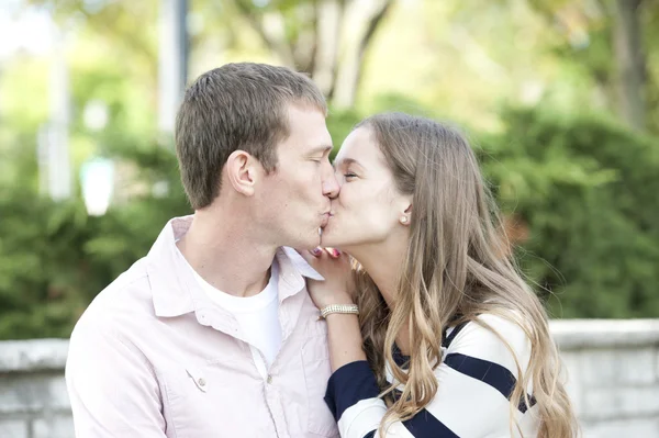 Couple assis sur un banc au parc — Photo