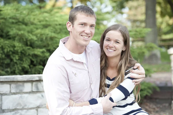 Couple sitting on a bench at the park — Stock Photo, Image