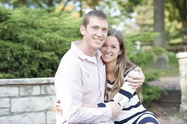 Couple assis sur un banc au parc — Photo