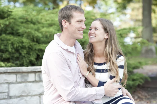 Couple assis sur un banc au parc — Photo