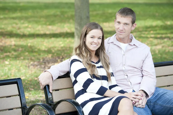 Paret sitter på en bänk i parken — Stockfoto