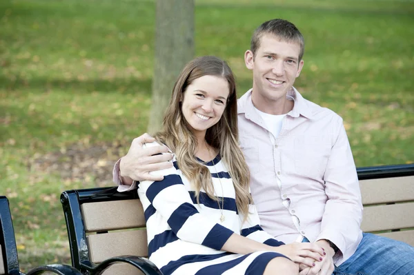 Couple assis sur un banc au parc — Photo