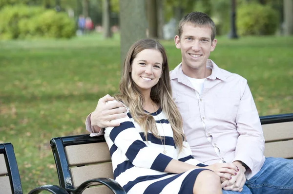 Couple assis sur un banc au parc — Photo