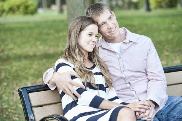 Casal sentado em um banco no parque — Fotografia de Stock