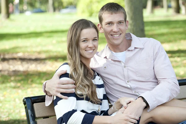 Paar sitzt auf einer Bank im Park — Stockfoto