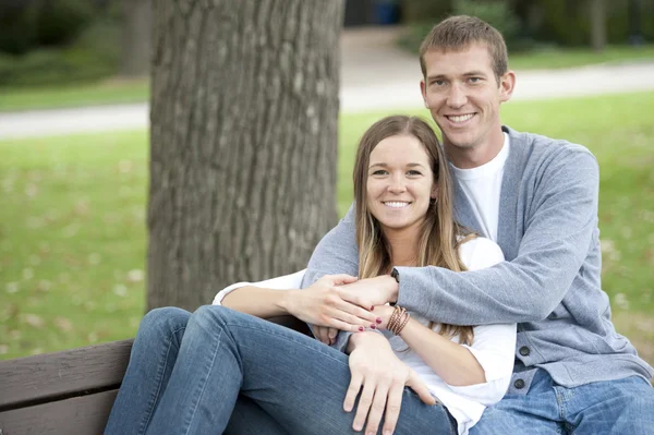 Paret sitter på en bänk i parken — Stockfoto