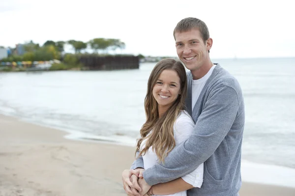 Jeune couple marchant sur la plage — Photo