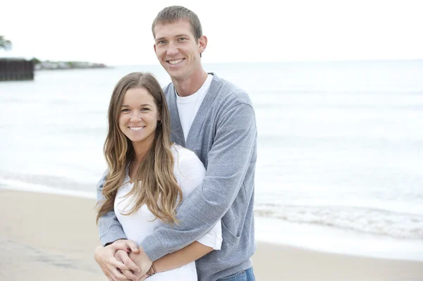 Jeune couple marchant sur la plage — Photo