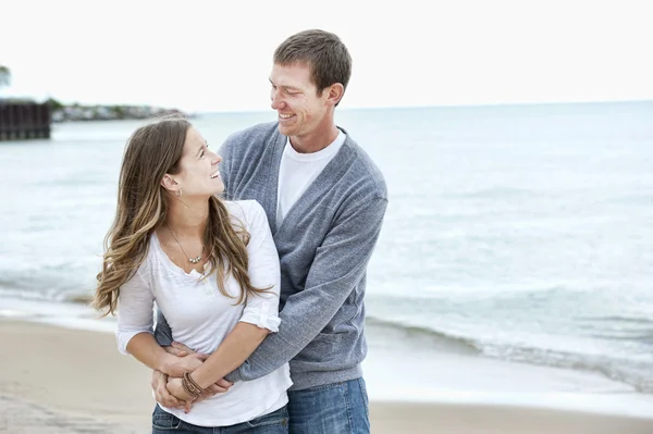 Pareja joven caminando en la playa — Foto de Stock