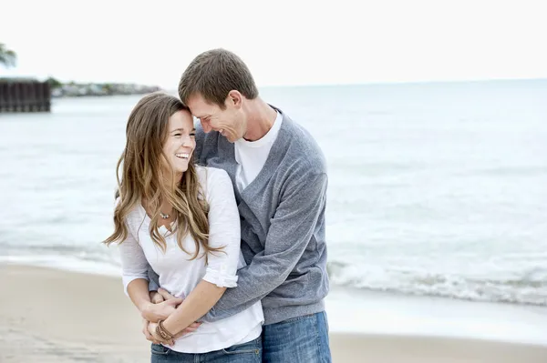 Jeune couple marchant sur la plage — Photo