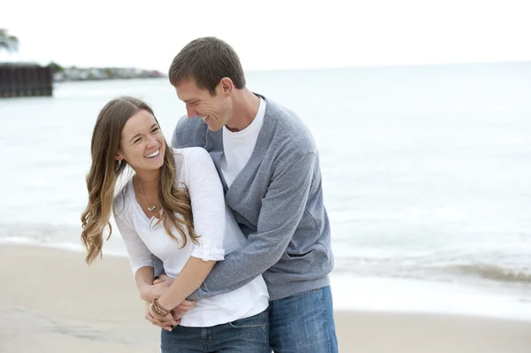 Young couple walking on the beach — Stock Photo, Image