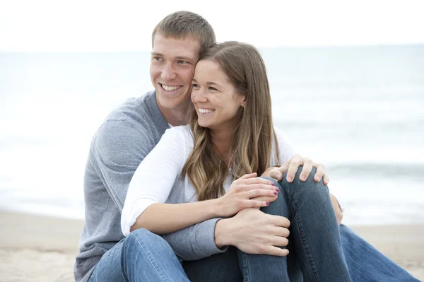 Jeune couple marchant sur la plage — Photo